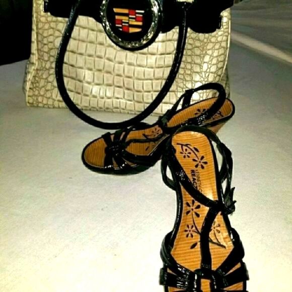 4@30.00 or 40.00 Ladies Sandals by KENNETH COLE REACTION - Picture 8 of 8